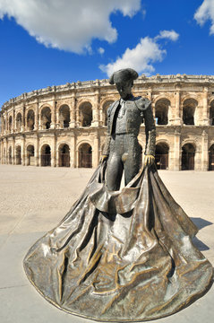 Devant les ar&egrave;nes de N&icirc;mes en France