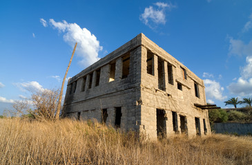 Fototapeta na wymiar opuszczony dom
