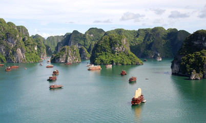 Fototapeta na wymiar Zatoka Halong w Wietnamie