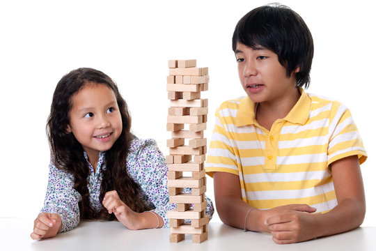 Kinder spielen