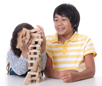 Kinder spielen
