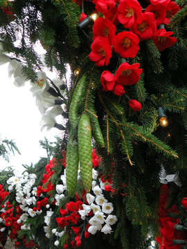 fiori di carta e pigne, festa di Santa Croce, Montisola, Italia
