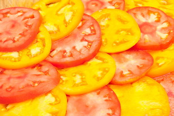 Pattern of red and yellow sliced tomatoes