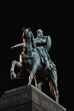 Statue of Yuri Dolgorukiy (founder of Moscow) at night.