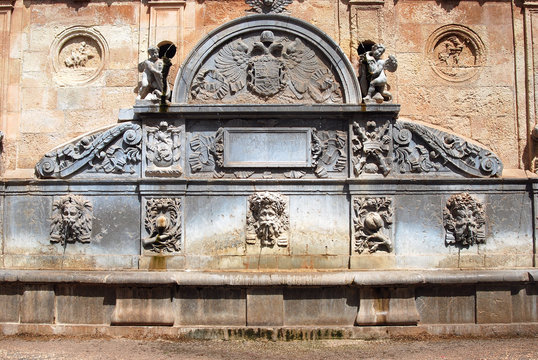 FUENTE EN LA ALHAMBRA DE GRANADA, ANDALUC&Iacute;A