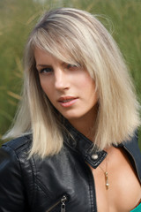 Naklejka premium blonde girl in black jacket