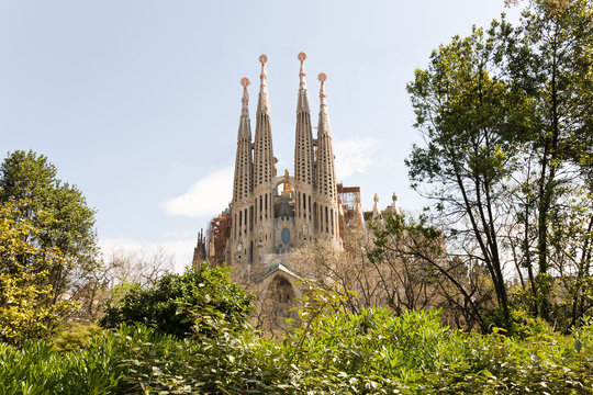 Primer Plano Templo de la Sagrada Familia sin Gruas (Barcelona)