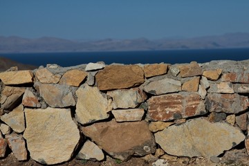 muretto davanti al lago titicaca
