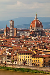 Fototapeta na wymiar Katedra w Florencja widok na panoramę miasta.