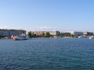 Obraz premium Bateau à vapeur et à roues à aubes sur le Léman
