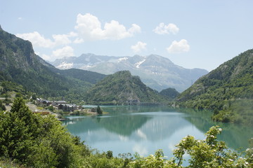 Fototapeta na wymiar Lanuza Reservoir, Pireneje