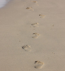 empreintes sur le sable de la plage