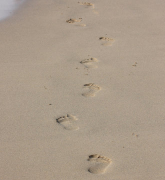 empreintes sur le sable de la plage