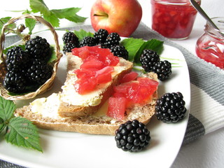 Frühstück mit Brombeer-Apfel-Konfitüre