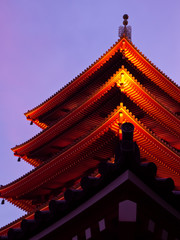 Naklejka premium 夕日と寺院と