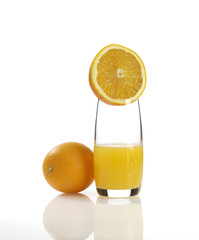 halbe orange auf glas