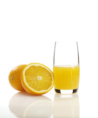 glas orangensaft mit früchten