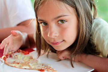 fillette mangeant une pizza