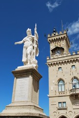 Fototapeta na wymiar Liberty posąg i Publ pałac, Republika San Marino