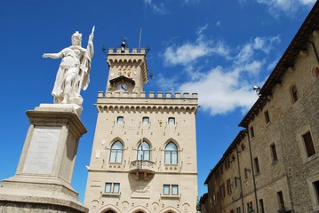 Fototapeta premium Liberty statue and pubblic palace, San Marino republic