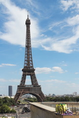 Fototapeta na wymiar Duże i małe Eiffel Towers