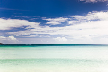 Fototapeta na wymiar Tropical seascape: the horizon over a turquoise sea