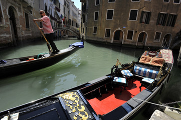 Fototapeta na wymiar gondolier a Venise