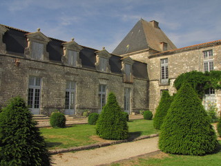 Fototapeta na wymiar Castle and Village Saussignac; Fioletowy Perigord, Aquitaine
