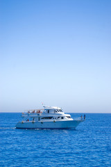 Fototapeta na wymiar Biały jacht w morzu