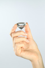 frauen hand hält einen diamanten