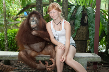 Mädchen mit Orang Utan © Digitalpress