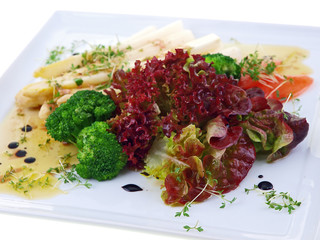 asparagus, lettuce and broccoli salad with vinaigrette dressing