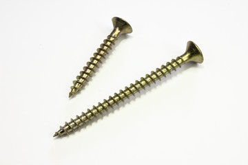 Zwei Holzschrauben