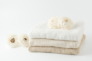 Obraz na płótnie Canvas Ręczniki i biały kwiat potpourri
