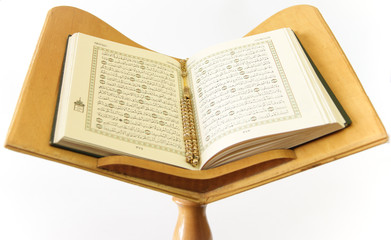 Fototapeta na wymiar Otwórz Koran na stoisku z koralikami