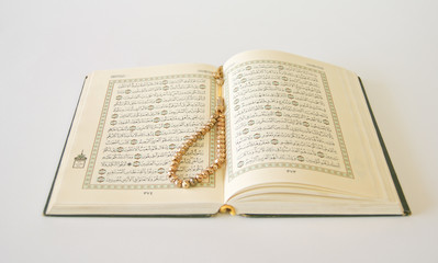 Fototapeta na wymiar Quran with beads