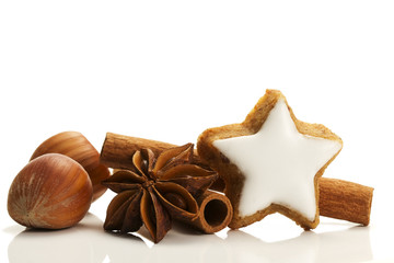 zimtstern mit zimtstangen, sternanis und haselnüssen