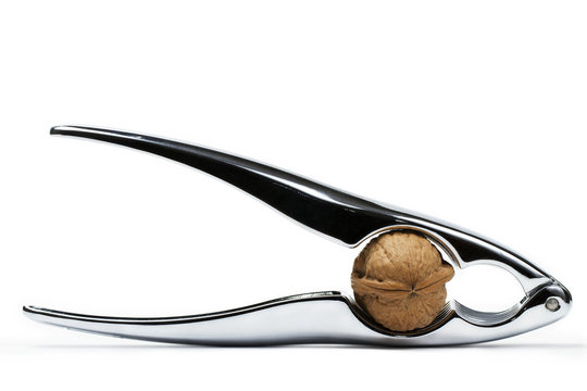 walnuss in nussknacker auf weissem hintergrund