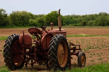 Rolgordijnen Old farm tractor in the field © klsbear