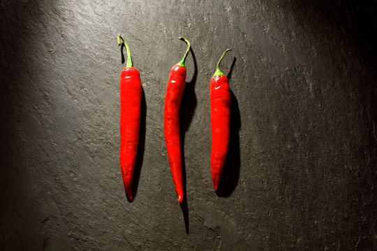 Rote Peperoni auf Naturschiefer