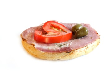 belegtes Brötchen (kalter Braten, Tomate u. Oliven)