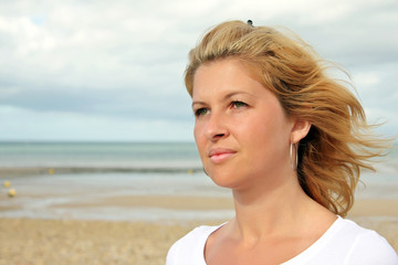 Fototapeta na wymiar Beautiful girl portrait - Beautiful Caucasian girl on the beach