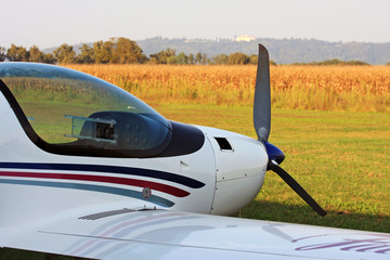 aereoplano sul campo di grano