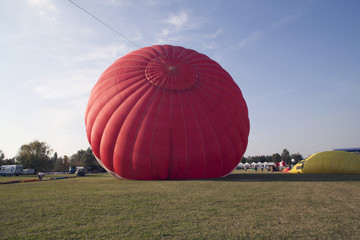 Obraz premium Gonfiaggio di una mongolfiera