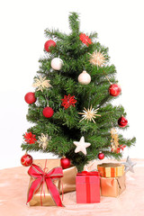 Weihnachtsbaum mit Geschenken