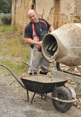 homme avec bétonnière