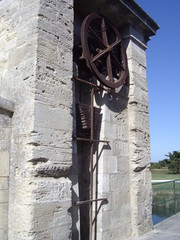 Mécanisme de pont levis ancien