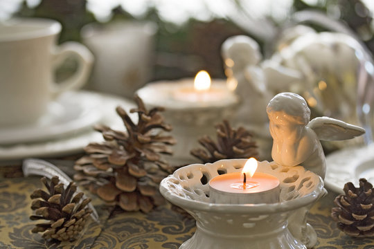 Festlich gedeckter Tisch zu Weihnachten, zur Beerdigung oder Totensonntag