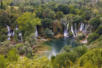Fototapeta na wymiar zobacz wodospady Kravica - Bośnia i Hercegowina