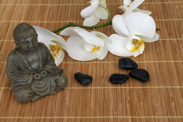 Buddha mit Orchideen